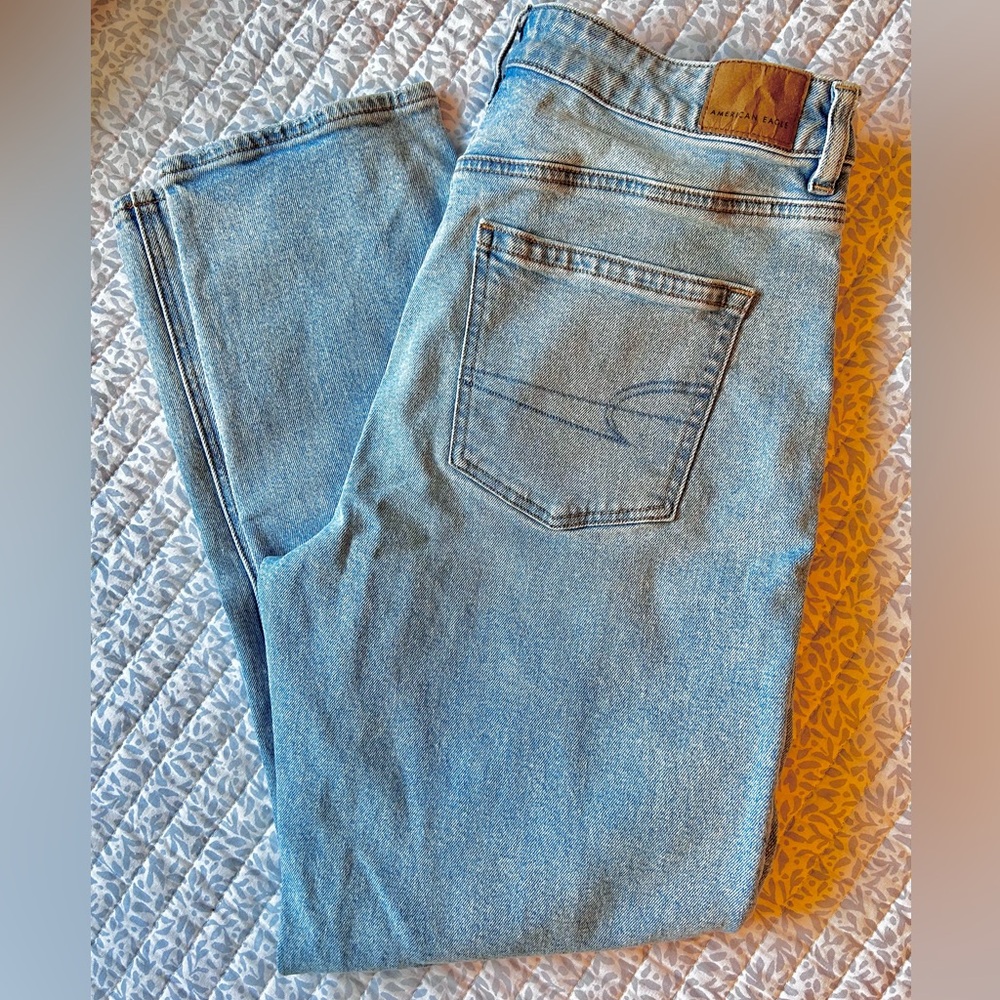 American Eagle MOM JEAN Strigid size 8R New without Tags. Light rinse.